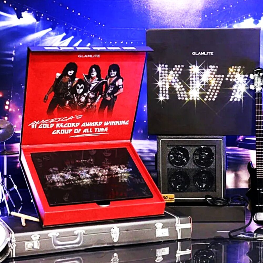 NWOT. GLAMLITE X KISS EYESHADOW PALETTE.